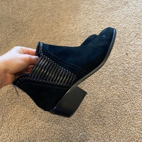 Vince Camuto black pippsy ankle boots suede 9 - Picture 7 of 7